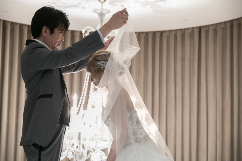 大きなバカラのシャンデリアの前で