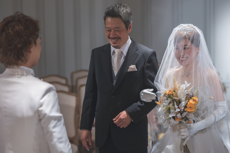 家族の愛が写る挙式風シーンを