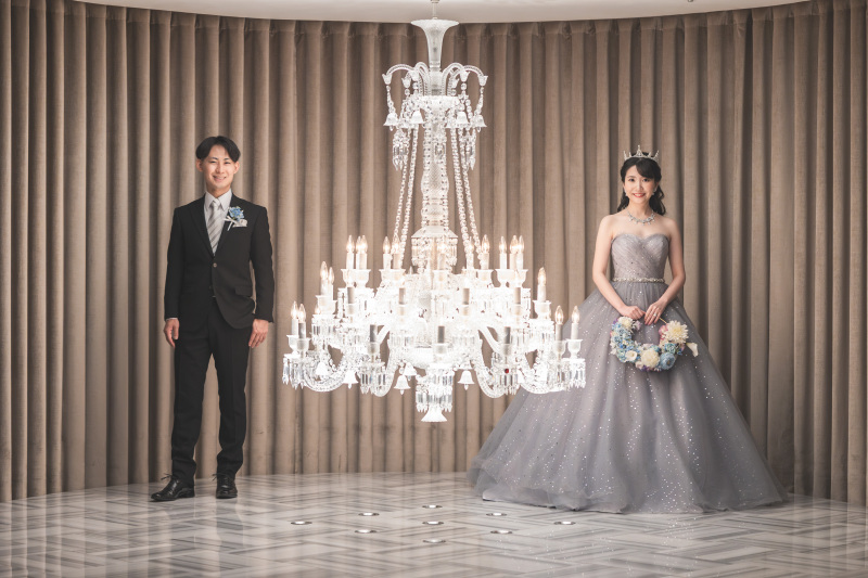 バカラ社製のシャンデリアが輝く