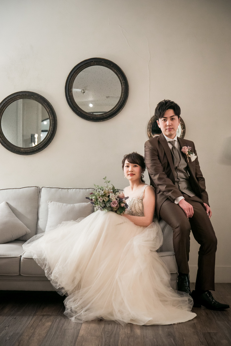 ソファに座って