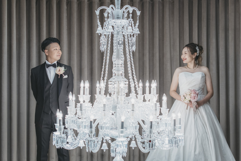 シャンデリア越しに