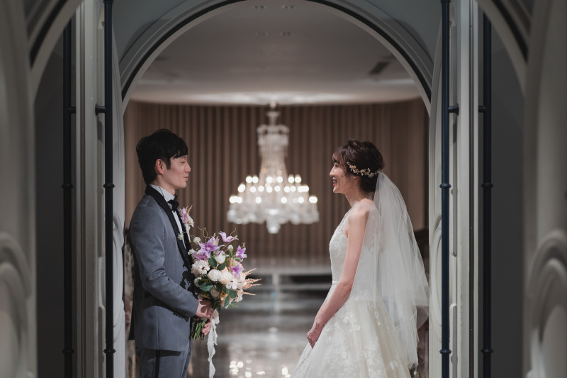 シャンデリア越しに