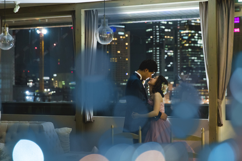 夜景をバックに...