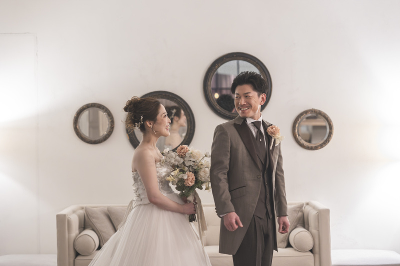 お互いの姿を見て