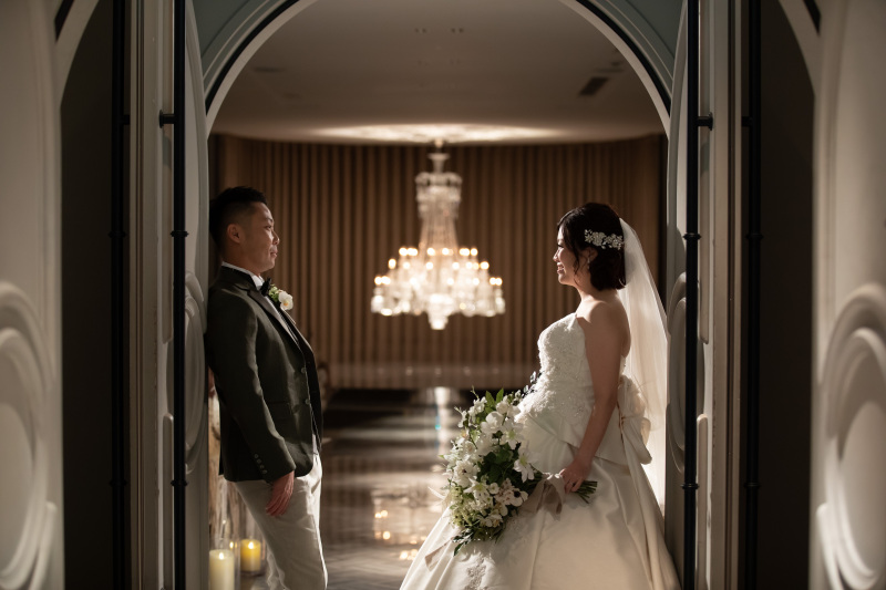 シャンデリア越しに