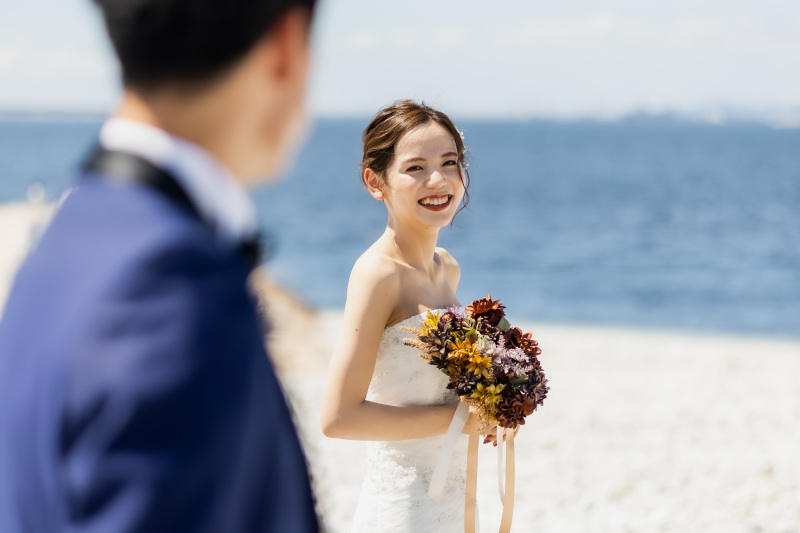 新郎様を見つめる新婦様