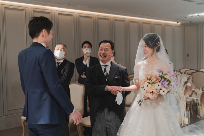 父から新郎へバトンタッチ