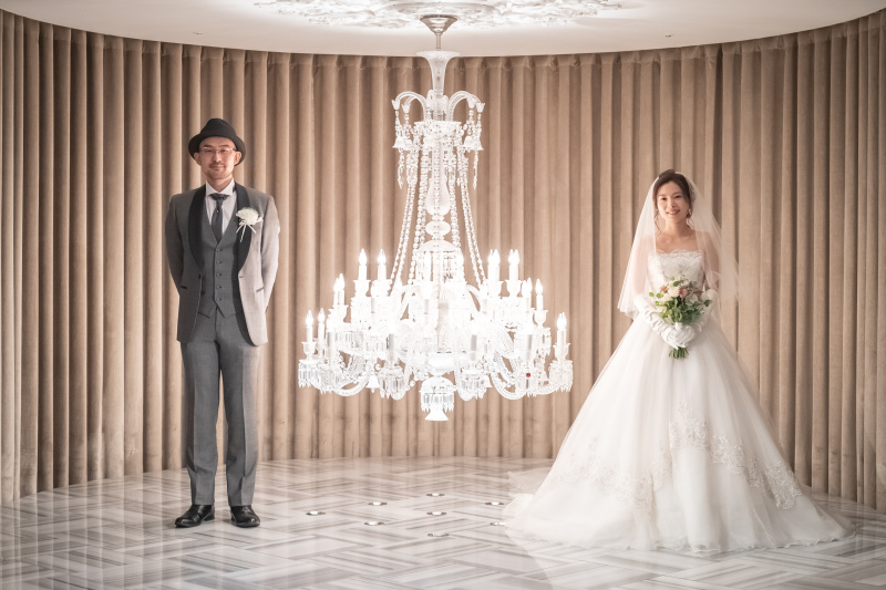 シャンデリアを挟んで