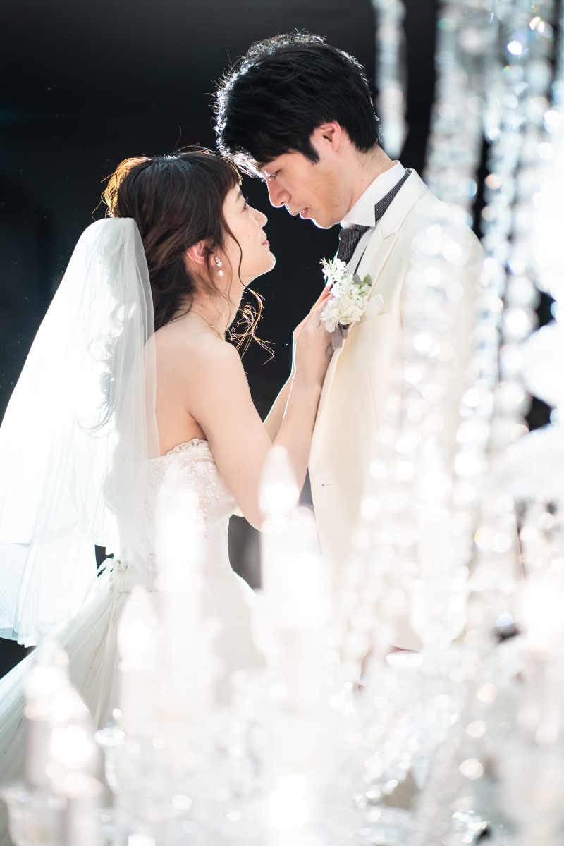 シャンデリア越しに