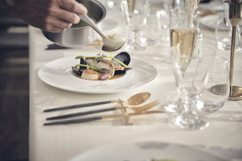 シェフが振る舞うお料理を堪能しながら楽しい時間を