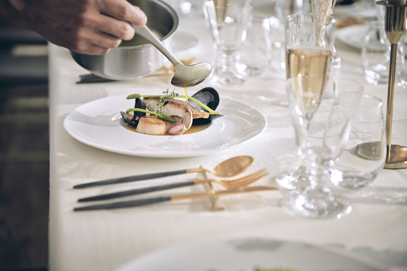 シェフが振る舞うお料理を堪能しながら楽しい時間を