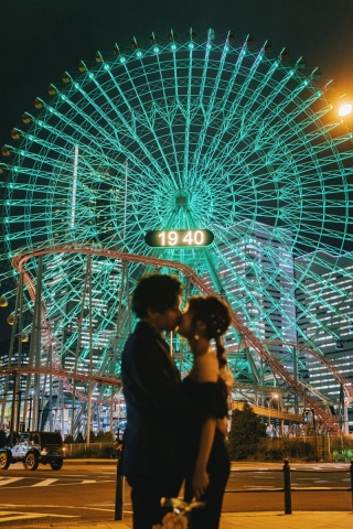 観覧車をバックにロマンチックに撮影。ロケーションでは広大な背景をバックにダイナミックに！開放的なスポットでより、自然体な雰囲気で楽しみながら撮影を行います。