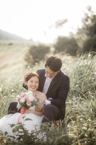 笑い声が聞こえるような一枚に。おふたりの持つ雰囲気や 表情を大切にします。どなたが見ても、【幸せ】が1枚の写真から伝わる撮影を大事にしています。