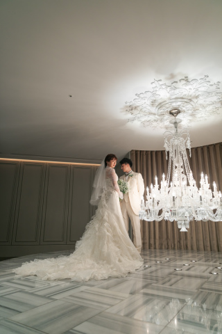 SWITCH梅田のチャペルと言えば、バカラのシャンデリア。温かな光に包まれ、ここでしか撮れない写真を！！チャペルに流れるBGMやキャンドルの光が撮影の雰囲気をグッと盛り上げてくれて涙する後新婦様も。