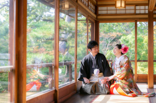 歴史ある日本家屋での和装撮影。和装撮影では、花嫁の凛とした奥ゆかしい表情や仕草もお伝えしながら撮影を進めていきます。クシャと笑い合っている表情から、凛とした表情まで様々な1枚を残します