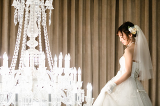 時にクールに、時にとびっきりキュートに。おふたりの雰囲気や空気感に合わせて撮影中の雰囲気も変化させながらお撮りします。緊張させない雰囲気作りを心かけているからこそ、おふたりらしい表情が生まれます。