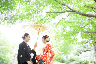 和装、洋装それぞにマッチしたロケーションスポットを提案。お二人の撮影イメージにあわせてベストなロケスポットや時期をセレクトしましょう！初夏には木漏れ日の中、笑顔あふれたその瞬間ととらえた1枚。