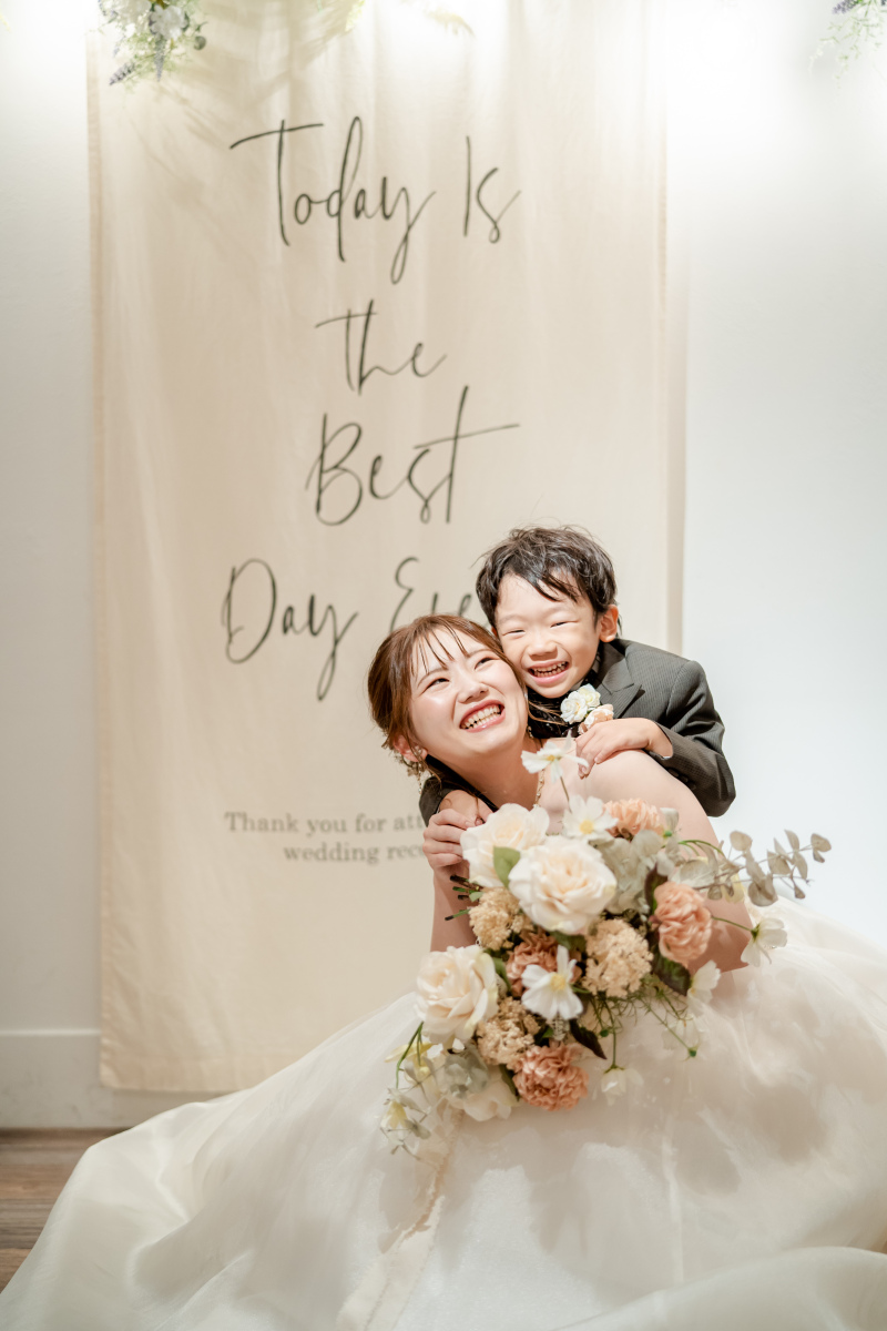 お子様の無邪気な表情と、幸せが溢れ出しているご新婦さまの素敵な笑顔の１枚です！いつか、お子様が成長されたとき一緒にこのお写真を見返しながら弾む会話を想像しながらシャッターをきりました。