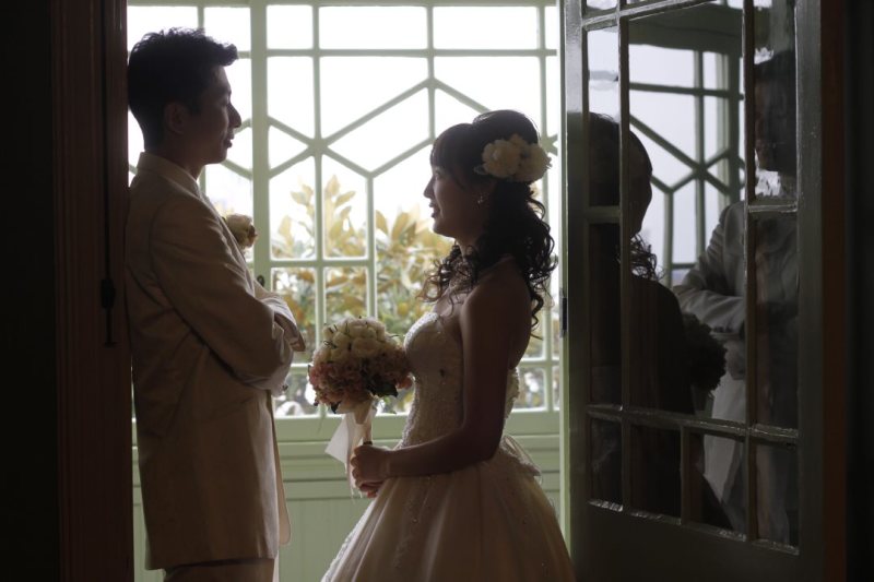 室内の暗さを生かして