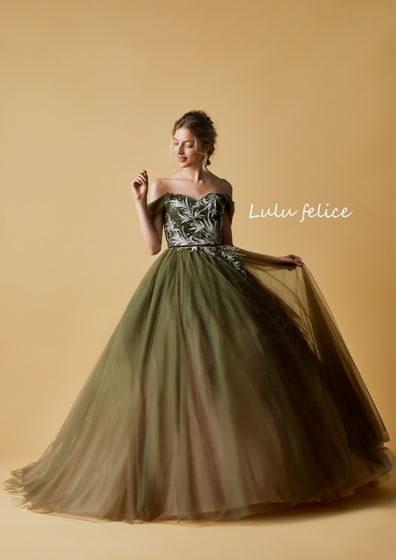 スタジオ背景と好相性のカラードレス