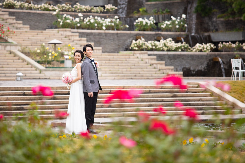 花や木々が演出する洋装での庭園フォト