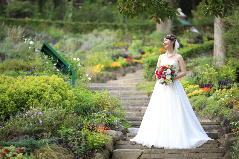 【衣装追加料金なし】神戸布引ハーブ園ロケ｜衣装選び放題&times;100カット&times;ヘアメイク込。山上の花々と絶景を楽しむフォト体験を。