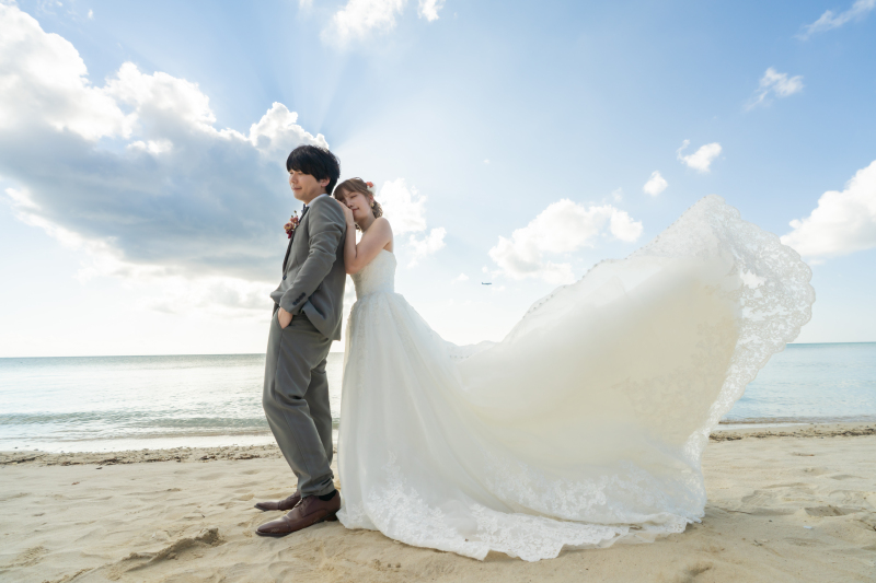 トレーンをフワッとさせたドレスがビーチに映えます