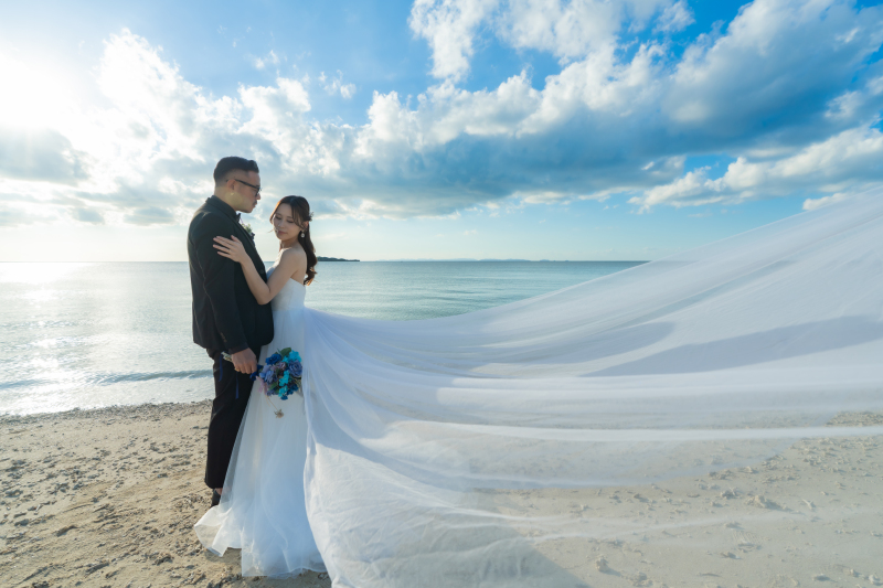 ベールがふんわりと風に舞い、美しいショットに。