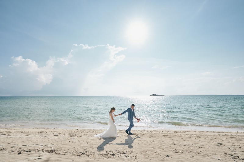 青いビーチをバックに！