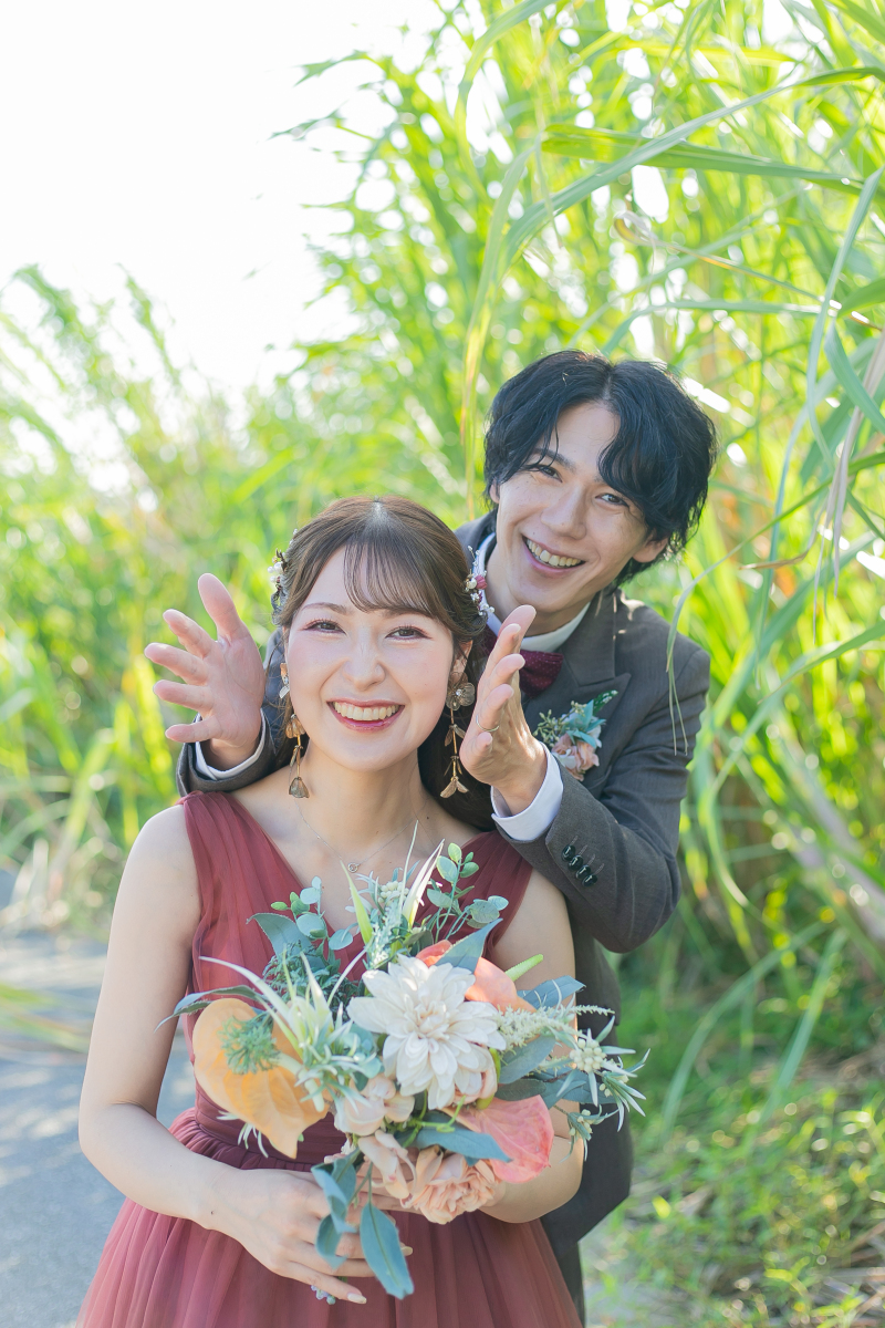 笑顔が素敵な一枚！グリーンの背景に衣装が映えます