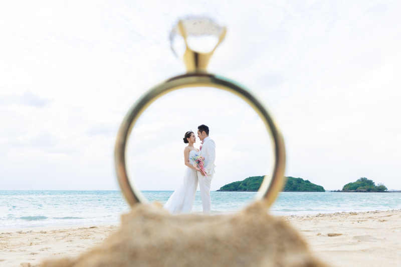 光るリングの先で、見つめ合うおふたり