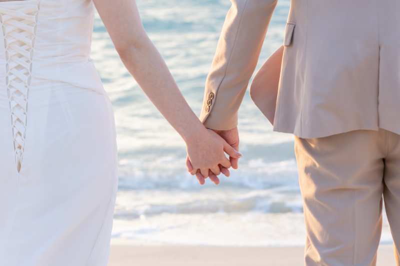 家族で手を繋いで