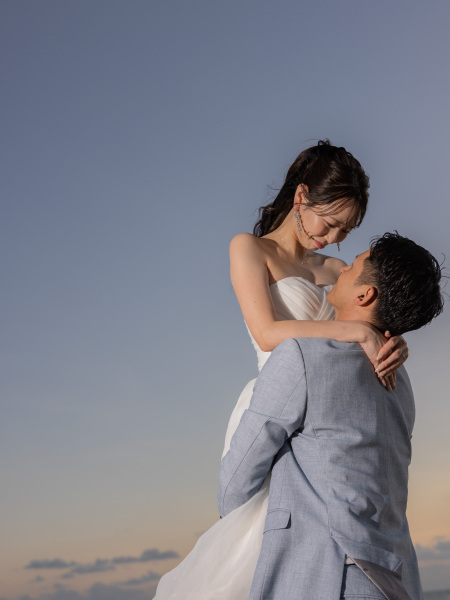 ラストカットはお互いの顔を見つめて微笑むおふたり