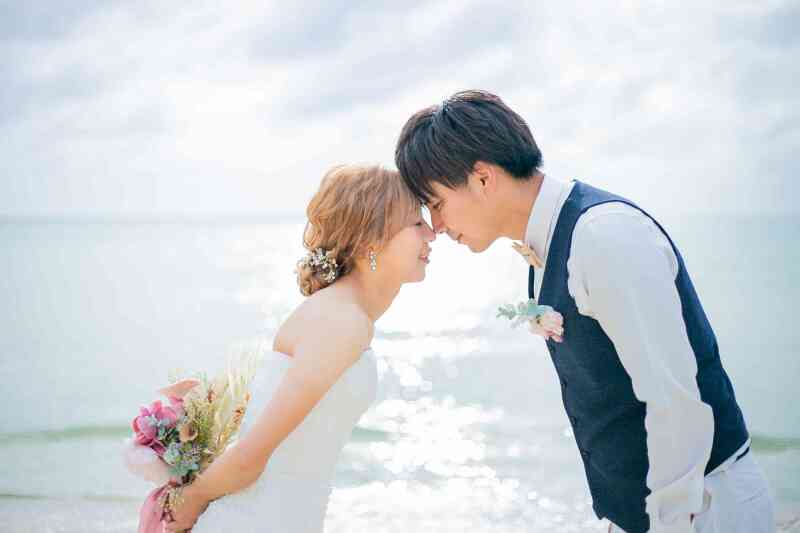 ビーチをバックに