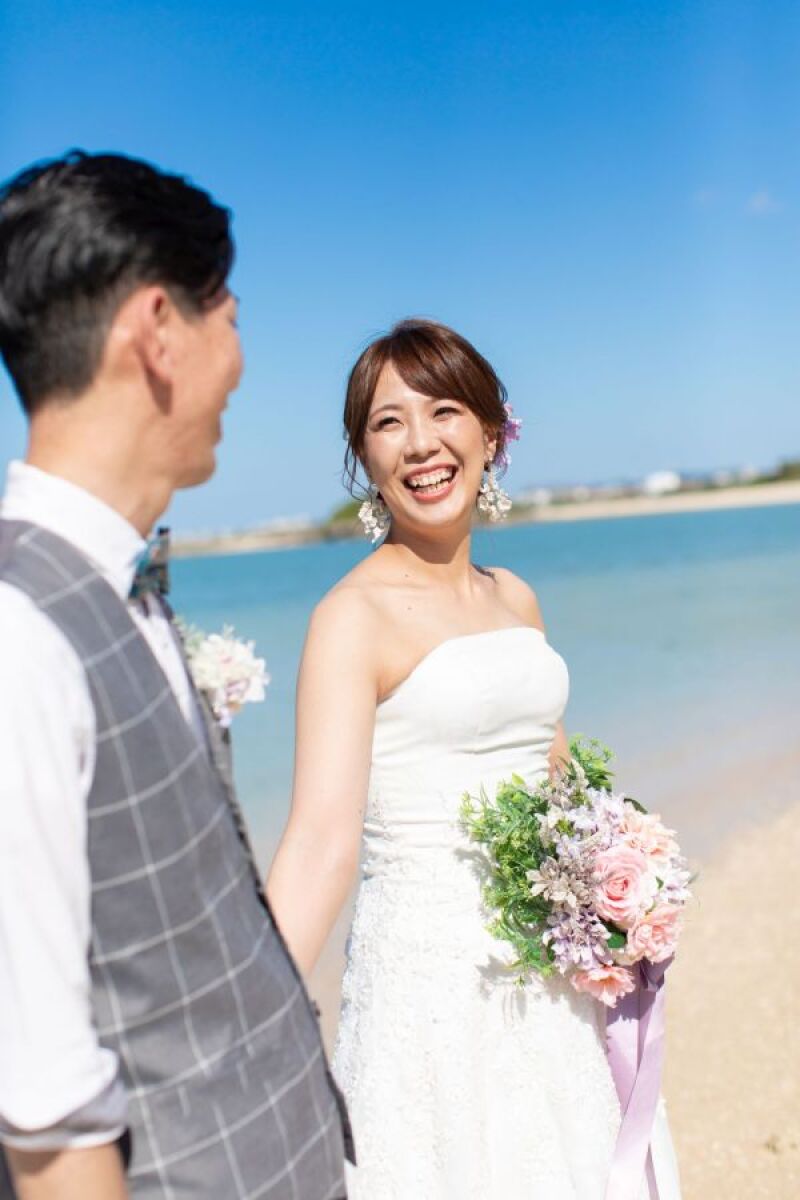 ブルーの海をバックに