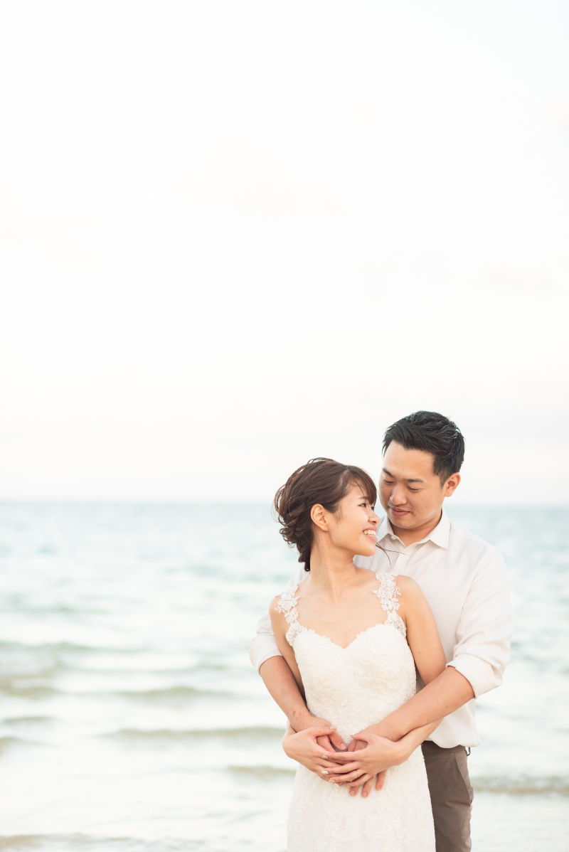 後ろから包み込んで