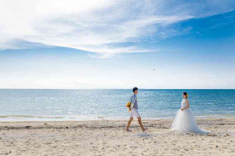 綺麗な海をバックに