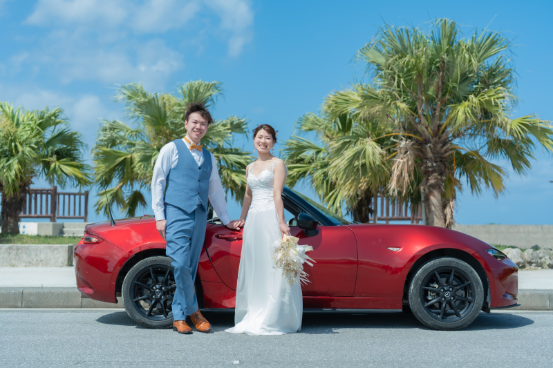 青い空にバッチリ映える！赤いオープンカーで出発！