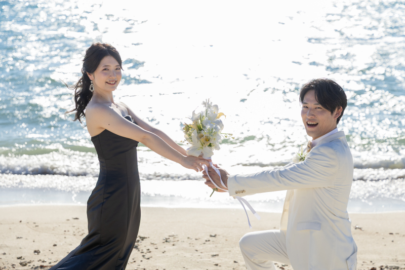 【新婦様ドレス2着付き！天然ビーチ撮影120カット】笑顔あふれるビーチ撮影＾＾