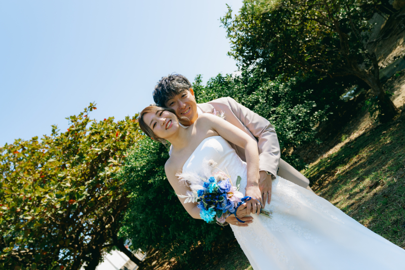 緑に包まれて笑顔あふれるハグの瞬間