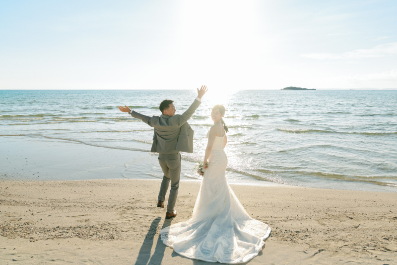 ビーチに向かって走る様子を後方から