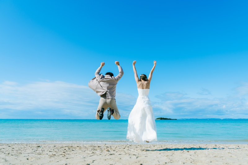 砂浜に響く笑い声と軽やかなジャンプの余韻