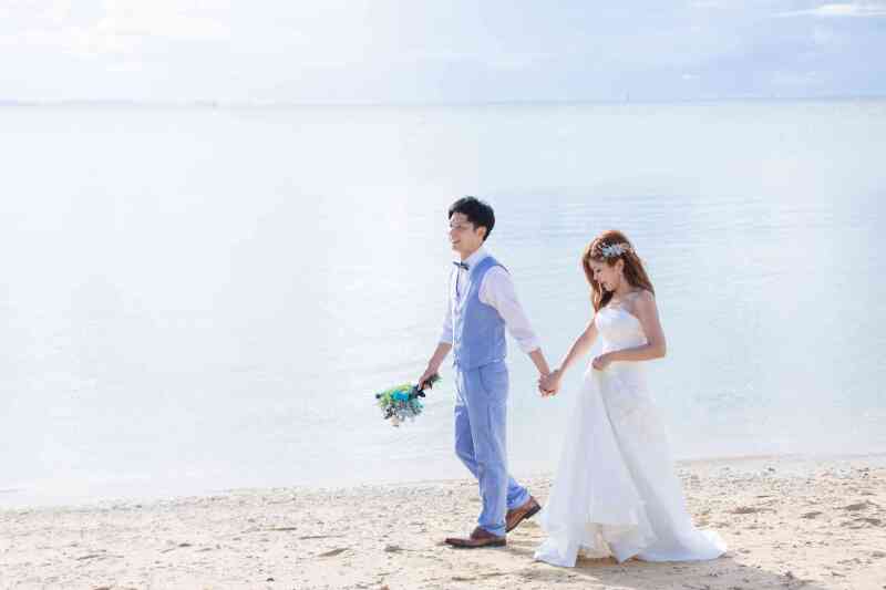 手を取り合って