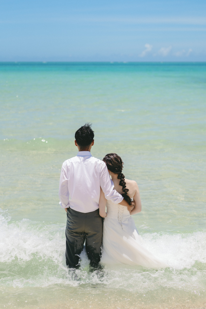 波に打たれながら