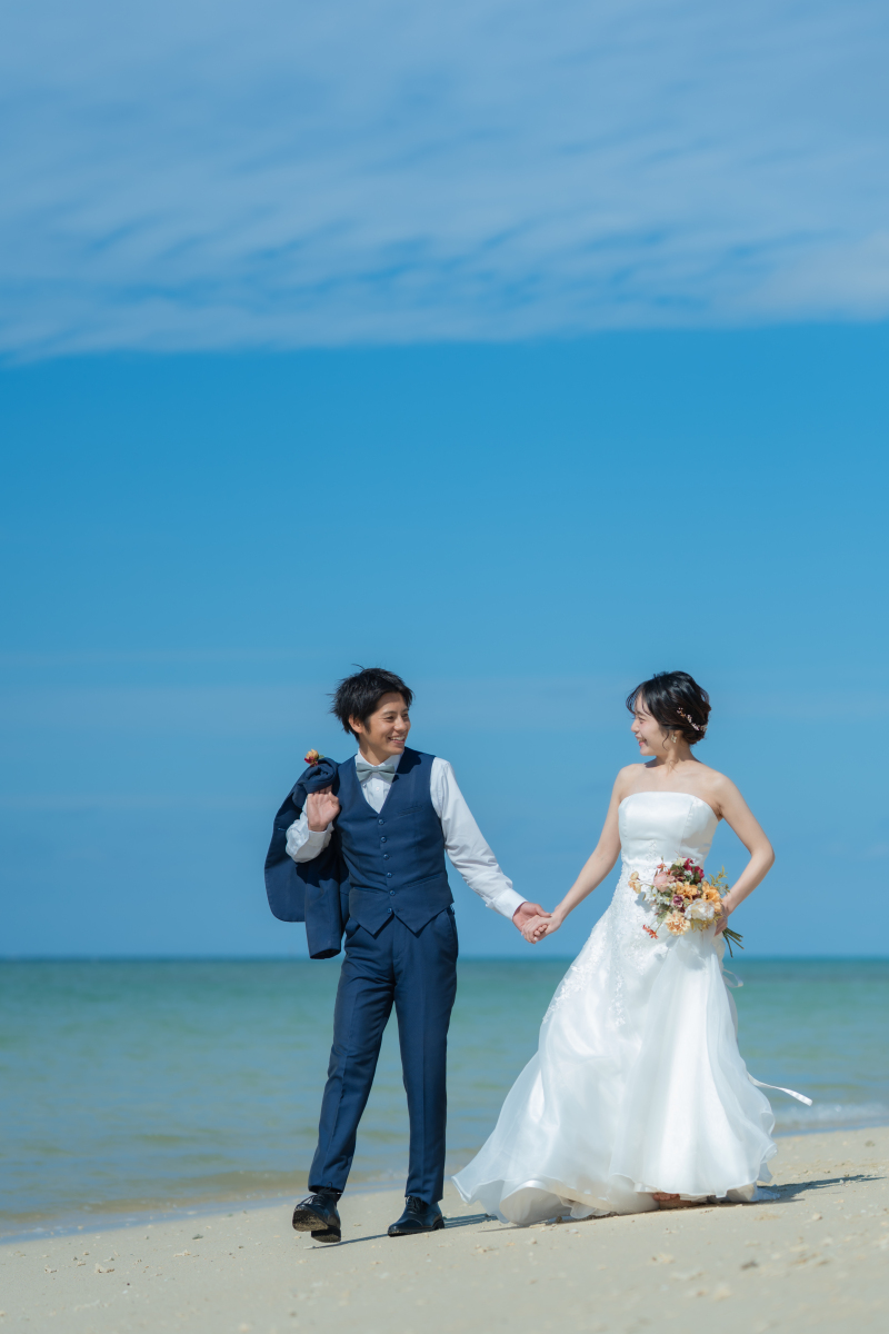 まずは2人の緊張をほぐすためにビーチをお散歩