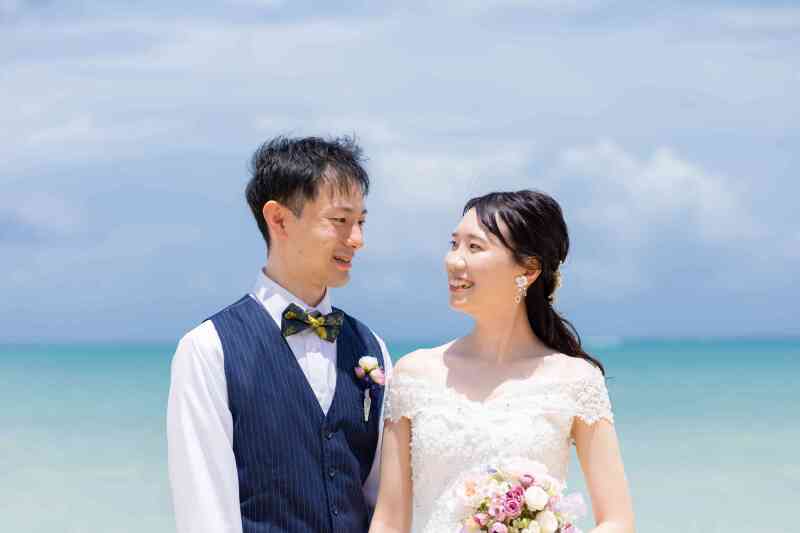 ビーチをバックに