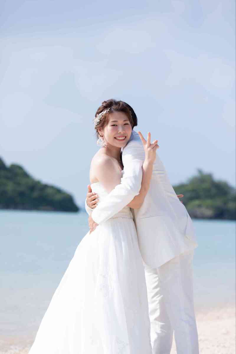 ピースをしながら