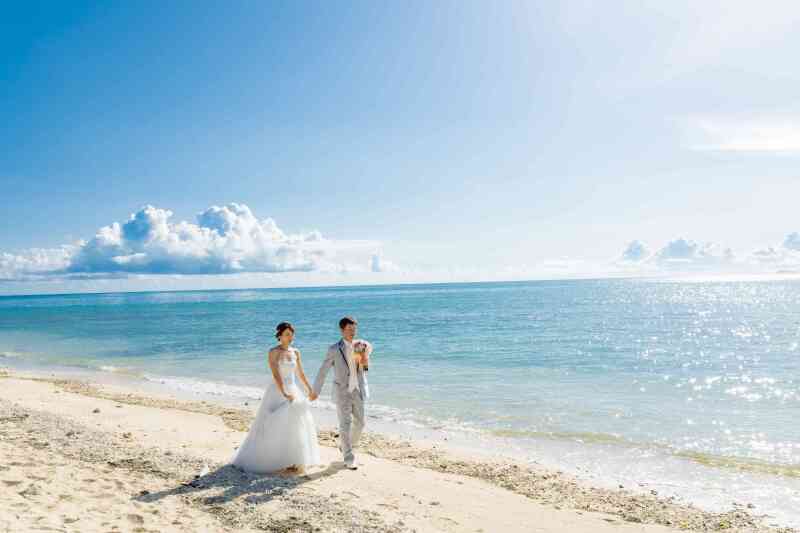 並んで歩く姿も