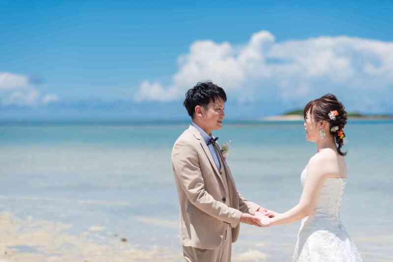 手を取り合って