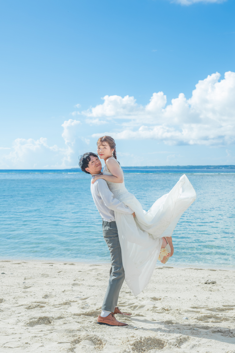 海の前で前抱っこ